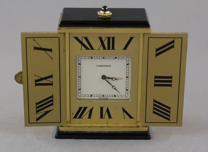 null CARTIER

PENDULETTE - Bedside clock, miniature, "Temple" model, in gilded guilloché...