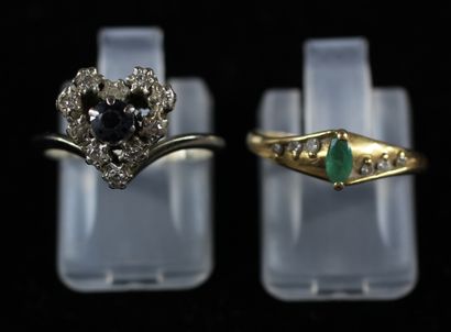 null 
Two rings in 18k gold set with coloured stones, TDD: 49 and 51, raw weight:...
