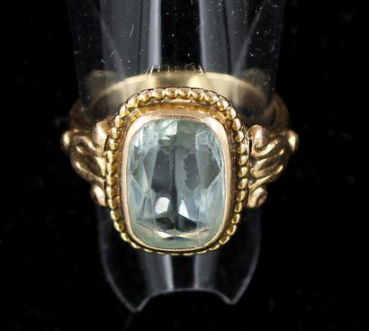 null 
*14k yellow gold ring set with a aquamarine, TDD: 53, gross weight: 4.9 g....