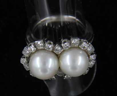 null *Platinum ring set with two cultured pearls surrounded by brilliants, raw weight:...