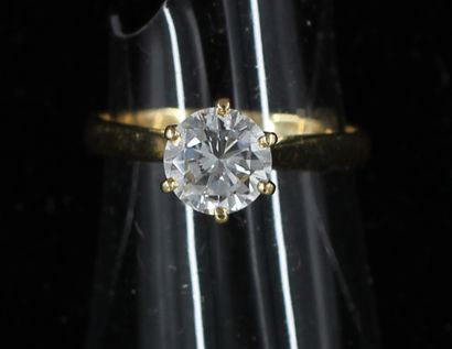 null 
Solitaire ring in 18k yellow gold set with a modern cut diamond in .1 cts,...