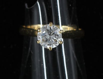 null 
Bague solitaire en or jaune 18k sertie d'un diamant taille moderne d'en.1 cts,...