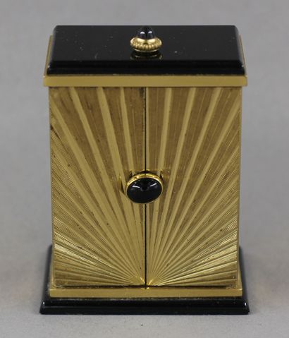 null CARTIER

PENDULETTE - Bedside clock, miniature, "Temple" model, in gilded guilloché...