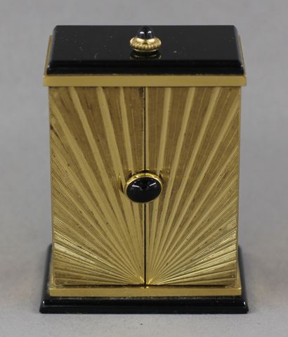 null CARTIER

PENDULETTE - REVEIL de chevet, miniature, modèle « Temple », en métal...