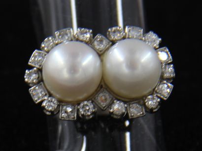 null *Platinum ring set with two cultured pearls surrounded by brilliants, raw weight:...
