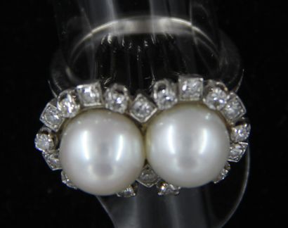 null *Platinum ring set with two cultured pearls surrounded by brilliants, raw weight:...