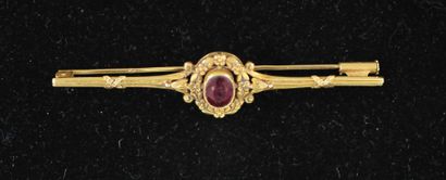 null *18k yellow gold brooch set with an oval pink stone in the center, weight :...