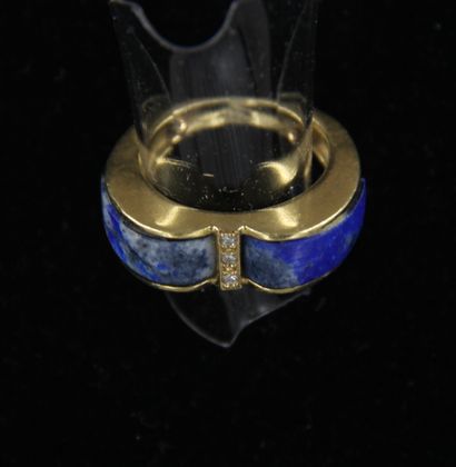 null 
Bague en or jaune 18k ornée de lapis et pierres blanches, TDD : 49, pds brut...