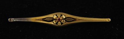 null *18k yellow gold line brooch decorated with an openwork flower set in the center...