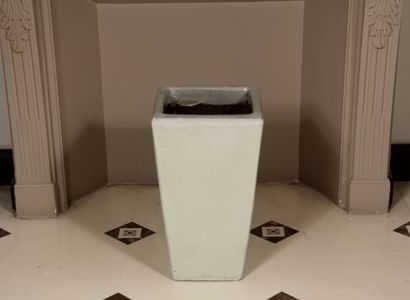 null A large stoneware planter with a pale grey glaze.

H : 53,5 W : 33 D : 33 cm....