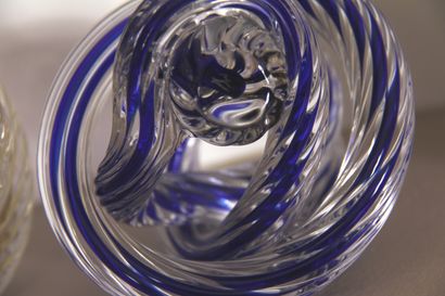 null Lot :

- Vase tubulaire en verre blanc et lignes bleues

H : 29,5 D : 12 cm.

-...