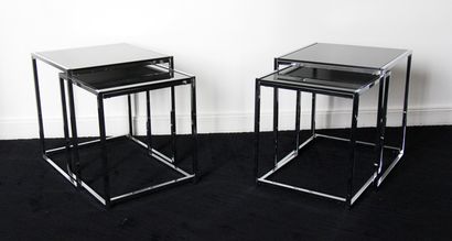 null Paire de deux tables gigognes cubiques en métal chromé, plateaux en verre transparent...