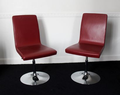 null Quatre chaises tournantes à hauteur variable en skaï grainé rouge, piètement...