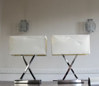 null Pair of table lamps with chromed metal X-shaped base and two lights, cubic fabric...
