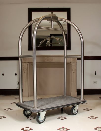 null Luggage rack with wheels and chromed metal uprights

H: 175 W: 113 D: 62 cm....