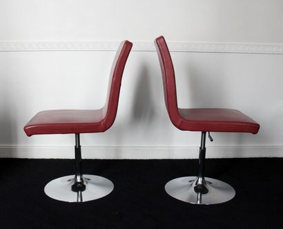 null Trois chaises tournantes à hauteur variable en skaï grainé rouge, piètement...