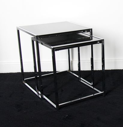 null Trois tables gigognes cubiques en métal chromé, plateaux en verre transparent...