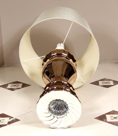 null Baluster lamp base in gilded metal, fabric lampshade (stains)

H : 80 cm.