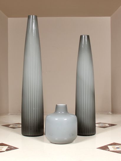 null HABITAT

Trois vases dépareillés en verre teinté gris nuancé

H : 60 - 50 et...