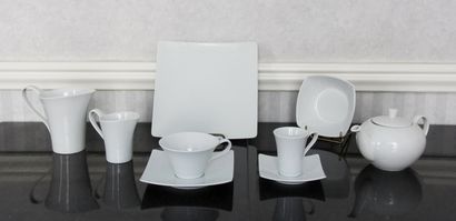 null SCHONWALD

Important service de table, thé et café en porcelaine blanche comprenant...
