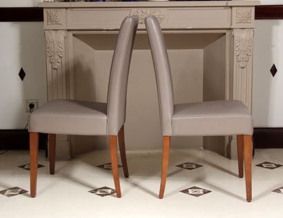 null Pair of high-backed chairs in smooth grey skai, tapered and sabre-shaped legs...