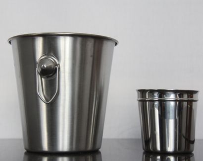 null Two bottle buckets and four metal ice buckets