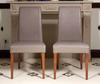 null Pair of high-backed chairs in smooth grey skai, tapered and sabre-shaped legs...
