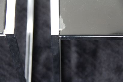 null Paire de bouts de canapé cubiques en métal chromé, plateaux en verre transparent...