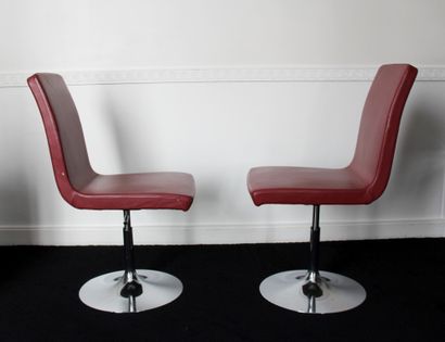 null Quatre chaises tournantes à hauteur variable en skaï grainé rouge, piètement...