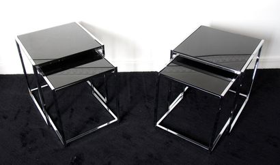 null Paire de deux tables gigognes cubiques en métal chromé, plateaux en verre transparent...