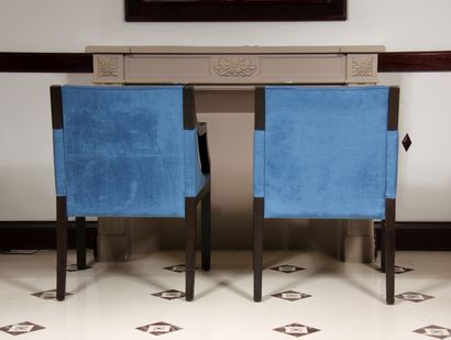 null Pair of stained wood armchairs upholstered in blue velvet.

H : 87 W : 56 D...