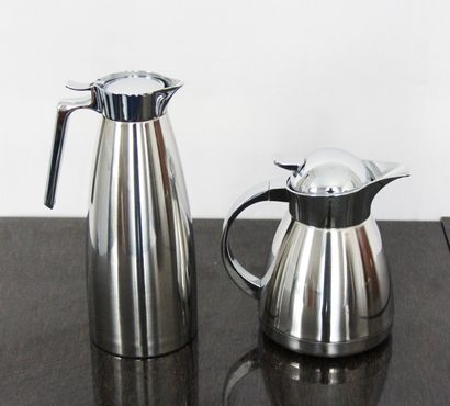 null Four large water thermos and eight smaller coffee thermos

H: 18,5 - 25,5 c...