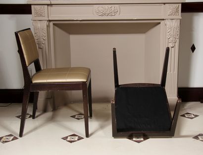 null Six chaises en bois teinté garnies de skai mordoré

H : 80 L : 48 P : 50 cm....