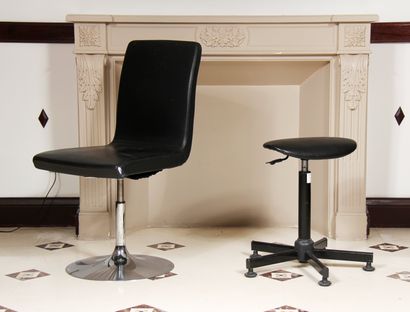 null Lot :

- Chaise de bureau tournante en skaï noir, piètement tulipe en métal...