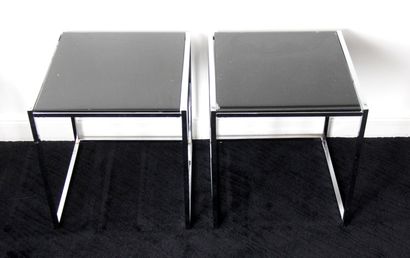 null Pair of chromed metal cubic sofa ends, black tinted transparent glass tops below

H...