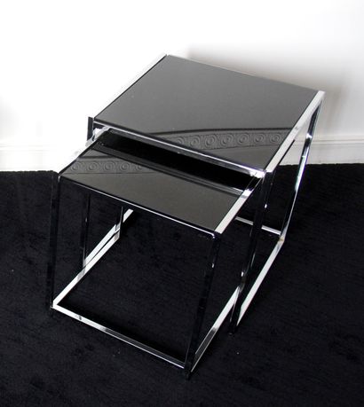 null Trois tables gigognes cubiques en métal chromé, plateaux en verre transparent...