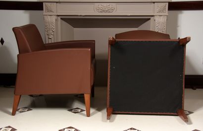 null Pair of brown grained leatherette bergères, stained wood legs

H : 78 W : 69...