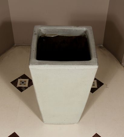 null A large stoneware planter with a pale grey glaze.

H : 53,5 W : 33 D : 33 cm....