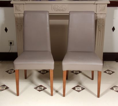 null Pair of high-backed chairs in smooth grey skai, tapered and sabre-shaped legs...
