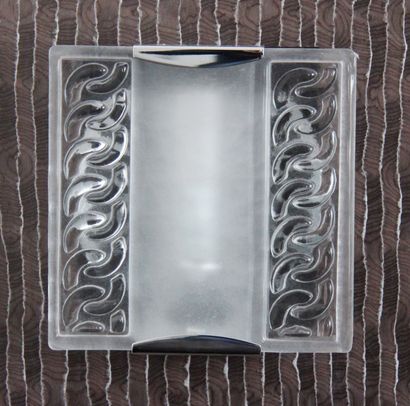 null Trois appliques cubiques en métal chromé à plaque de verre moulé à décor en...