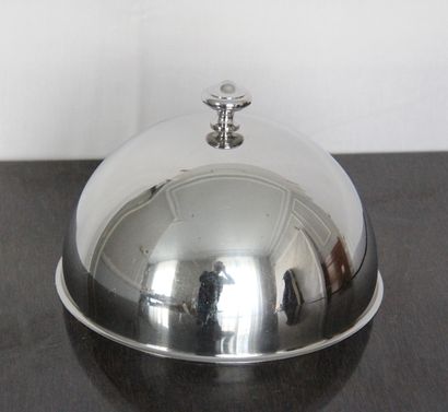 null Cinq cloches en métal argenté

H : 19 D : 26 cm.