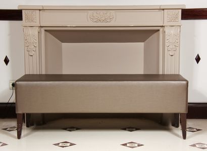 null Rectangular bench in pearl grey skai, stained wood legs

H : 46 W : 133 D :...