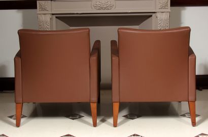 null Pair of brown grained leatherette bergères, stained wood legs

H : 78 W : 69...