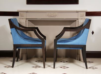 null Paire de fauteuils en bois teinté garnis de velours ras bleu.

H : 87 L : 56...