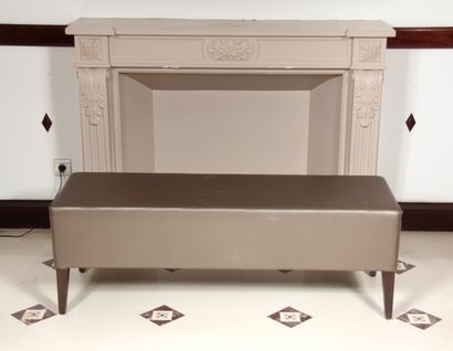 null Rectangular bench in pearl grey skai, stained wood legs

H : 46 W : 133 D :...