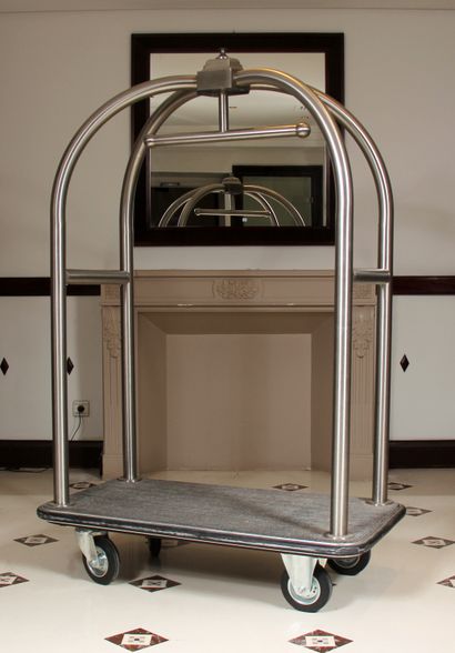 null Luggage rack with wheels and chromed metal uprights

H: 175 W: 113 D: 62 cm....