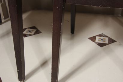 null Douze chaises en bois teinté garnies de skai argenté

H : 80 L : 48 P : 50 cm....