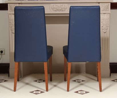 null Cinq chaises à haut dossier et trois poufs en skaï grainé bleu, pieds gaines...