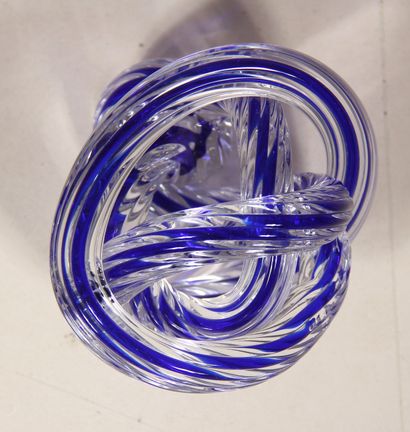 null Lot :

- Vase tubulaire en verre blanc et lignes bleues

H : 29,5 D : 12 cm.

-...