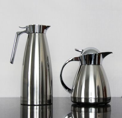 null Four large water thermos and eight smaller coffee thermos

H: 18,5 - 25,5 c...